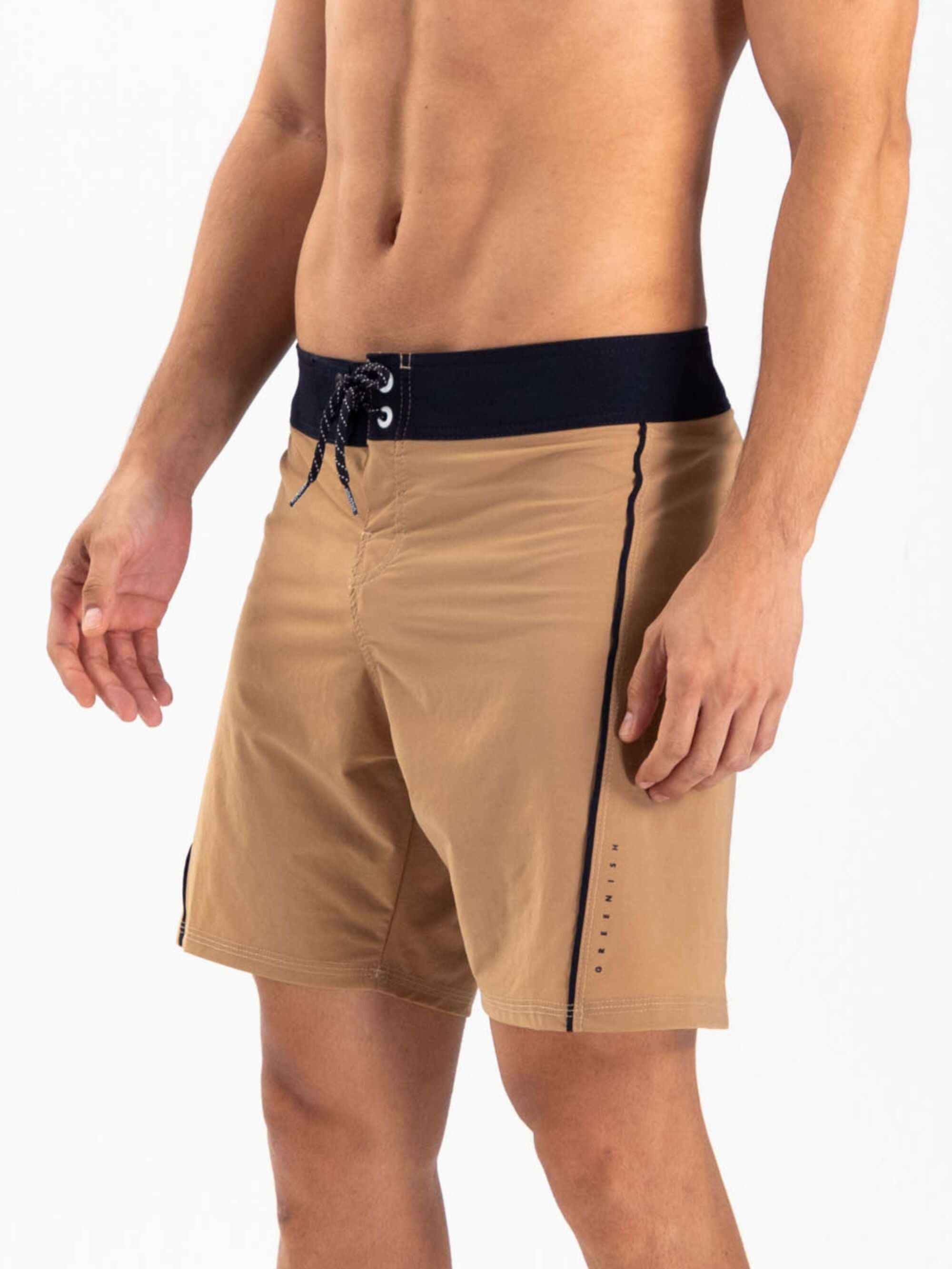 Bermuda de surf Greenish Vintage Vivo caqui com cós anatômico e bolso traseiro. Confortável e estilosa.