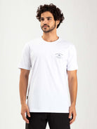 Camiseta branca Greenish Living The Surf, modelagem clássica e toque leve para uso casual.