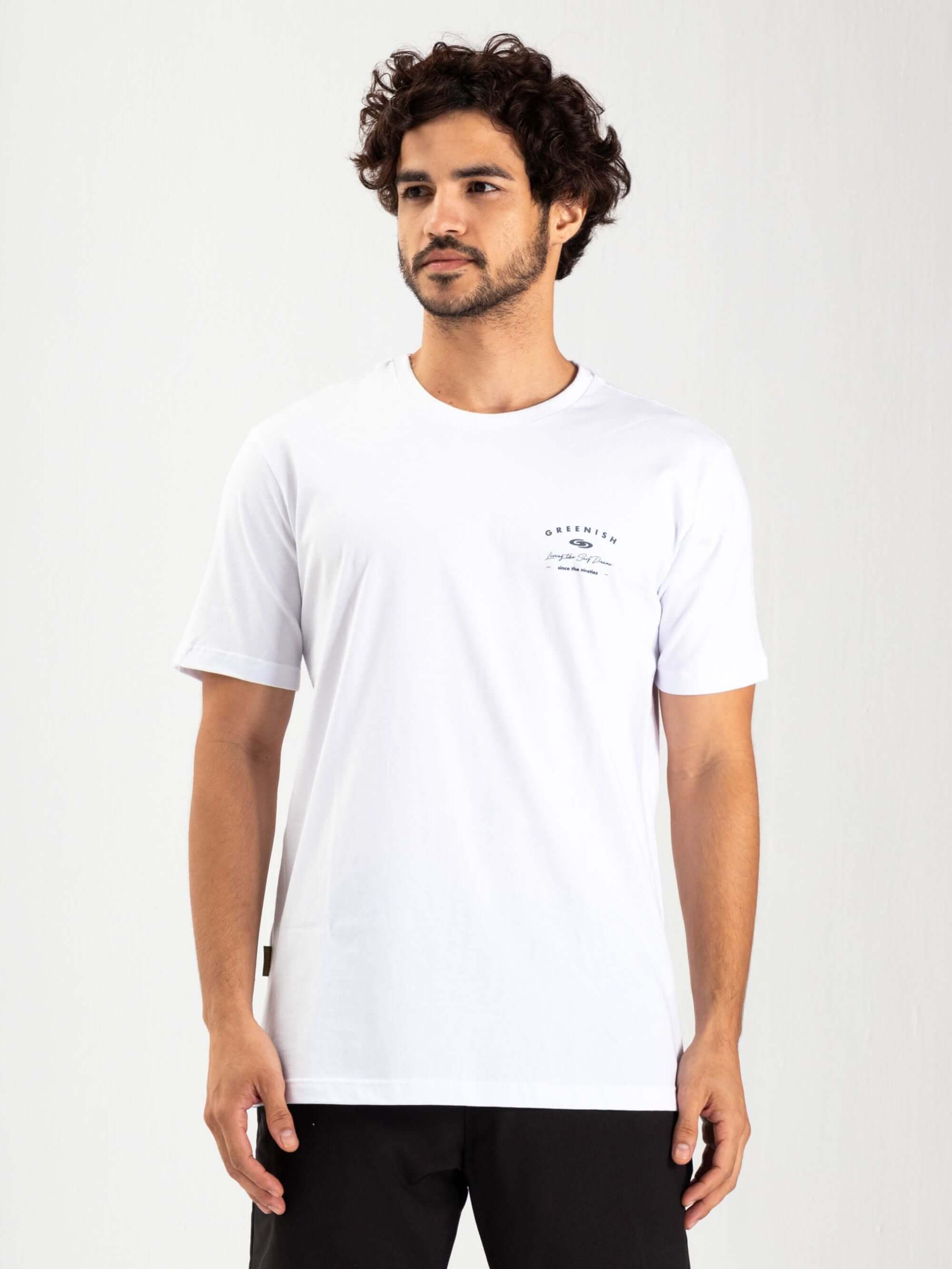 Camiseta branca Greenish Living The Surf, modelagem clássica e toque leve para uso casual.