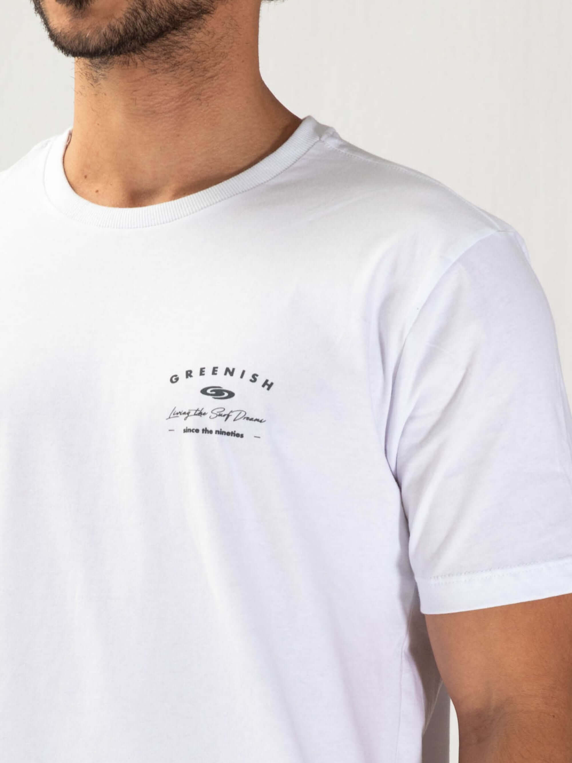 Camiseta branca Greenish 'Living the Surf' com design original e toque macio, ideal para looks casuais.