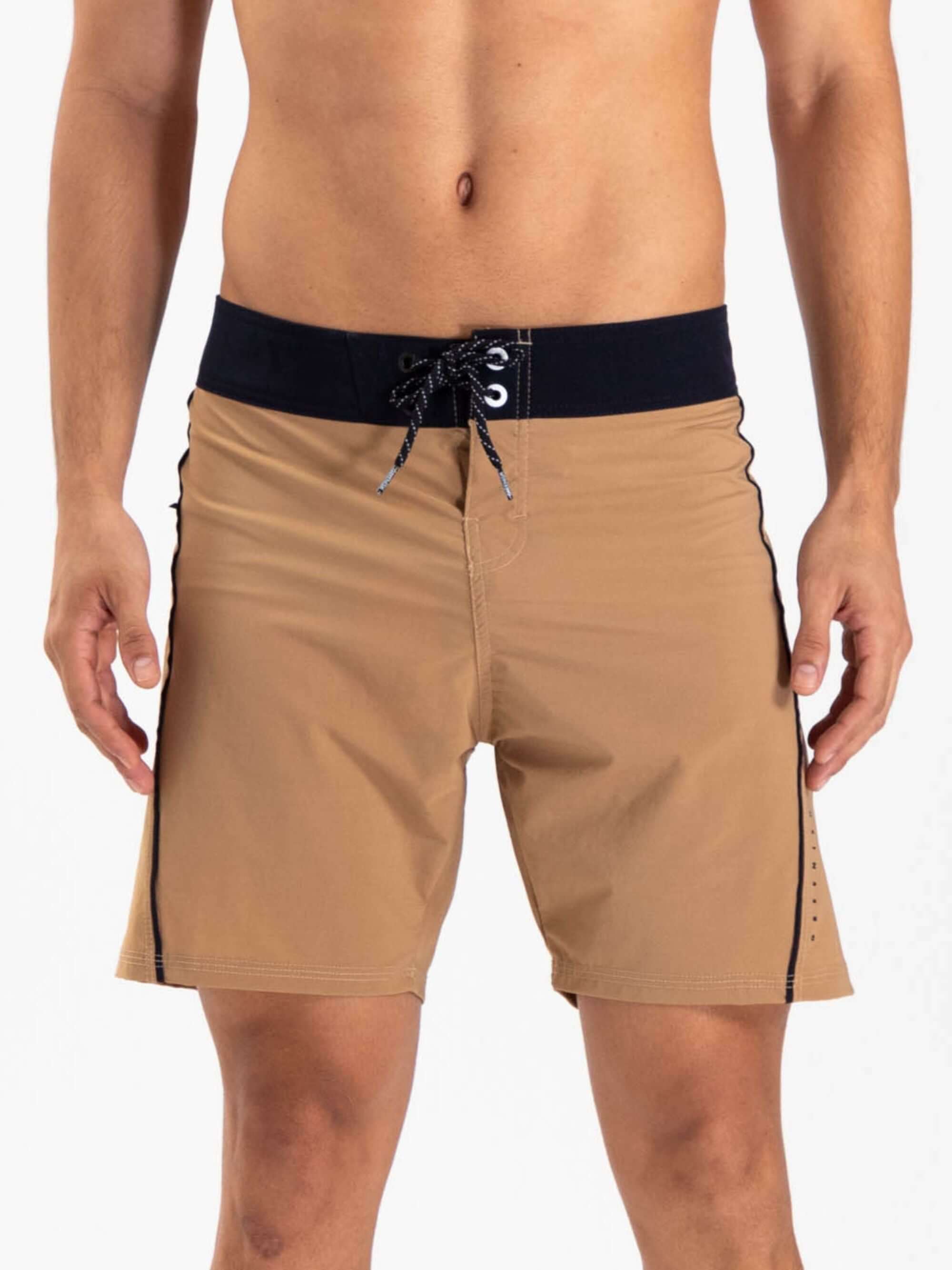 Boardshort Vintage Vivo caqui da Greenish, modelo curto com cós anatômico e bolso traseiro com zíper.