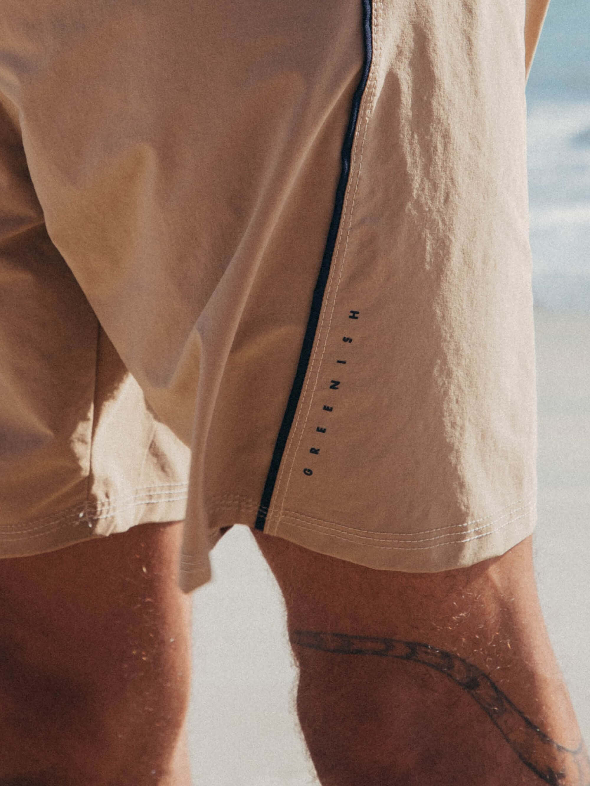 Shorts vintage Vivo da Greenish, caqui com detalhe azul, ideal para conforto e estilo na praia.