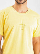 Camiseta vintage The Sun amarela da Greenish, tecido 100% algodão, estilo clássico e vibe solar.