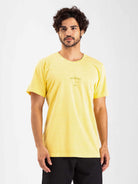 Camiseta Vintage The Sun amarela da Greenish, modelagem clássica e confortável, perfeita para dias ensolarados.