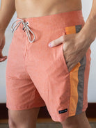 Bermuda Boardwalk Feel Alive Coral da Greenish, confeccionada com material leve e rápida secagem, ideal para aventuras.