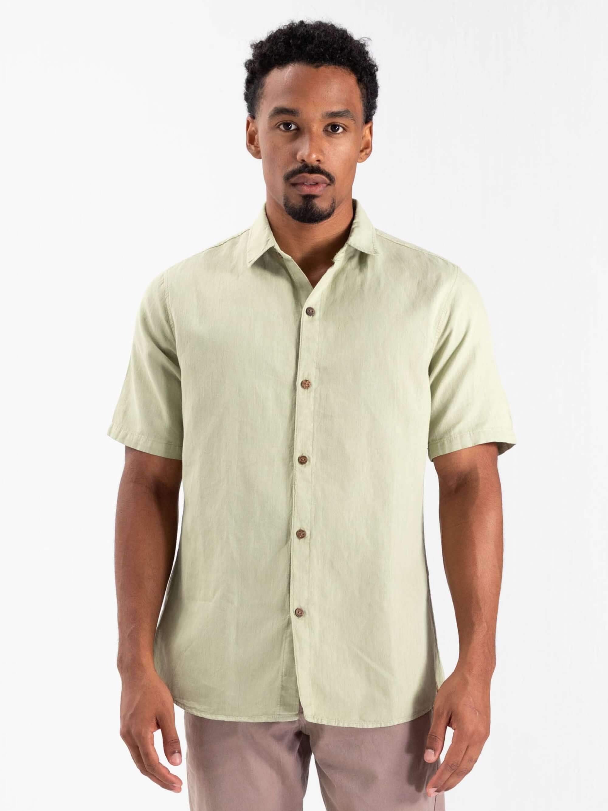 Camisa botão Hemp Canhamo verde da Greenish, confeccionada em tecido sustentável, ideal para o verão.