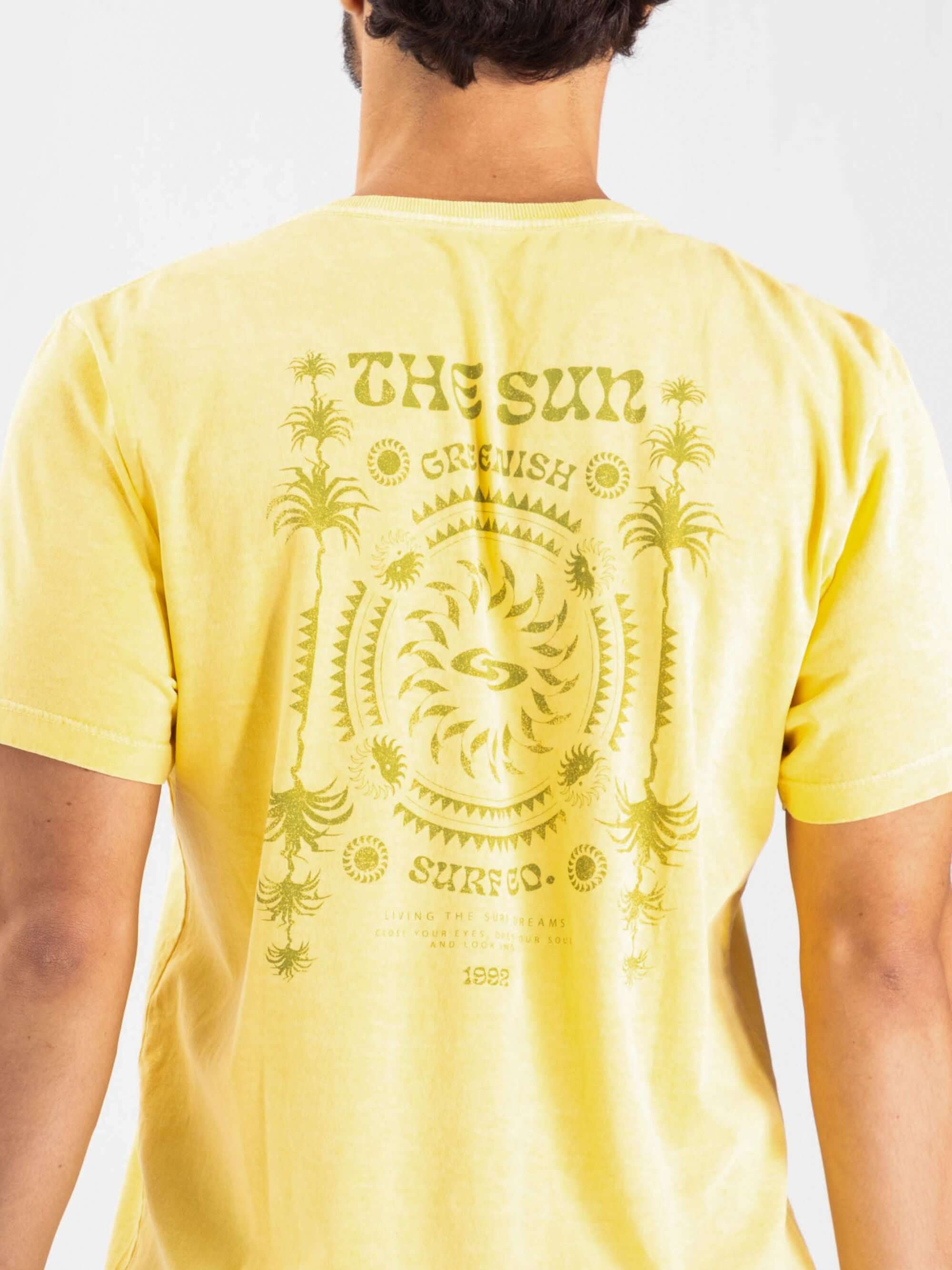 Camiseta Vintage The Sun amarelo da marca Greenish, estampa tropical e vibe solar, perfeita para dias de calor.