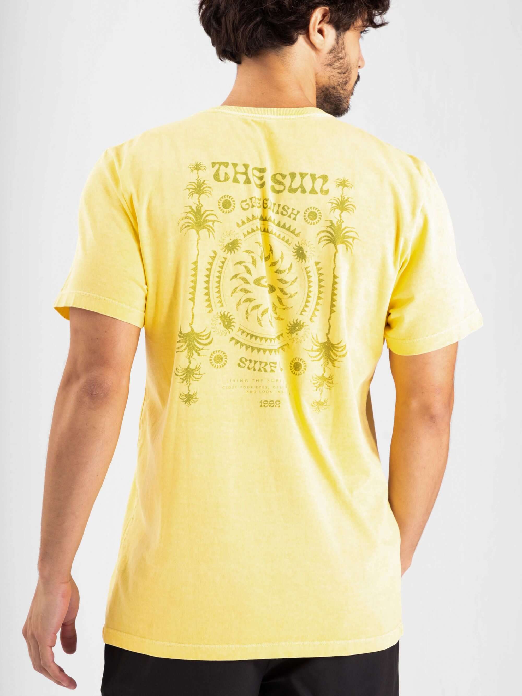 Camiseta Vintage The Sun amarela da Greenish com estampa tropical, perfeita para o verão.