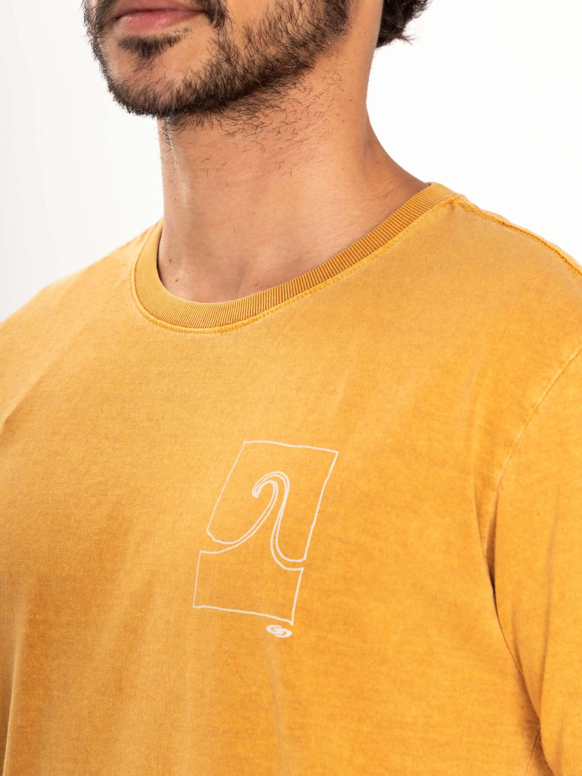 Camiseta vintage Wave Cartoon amarela escura da Greenish, minimalista e feita de algodão com estampa de ondas.