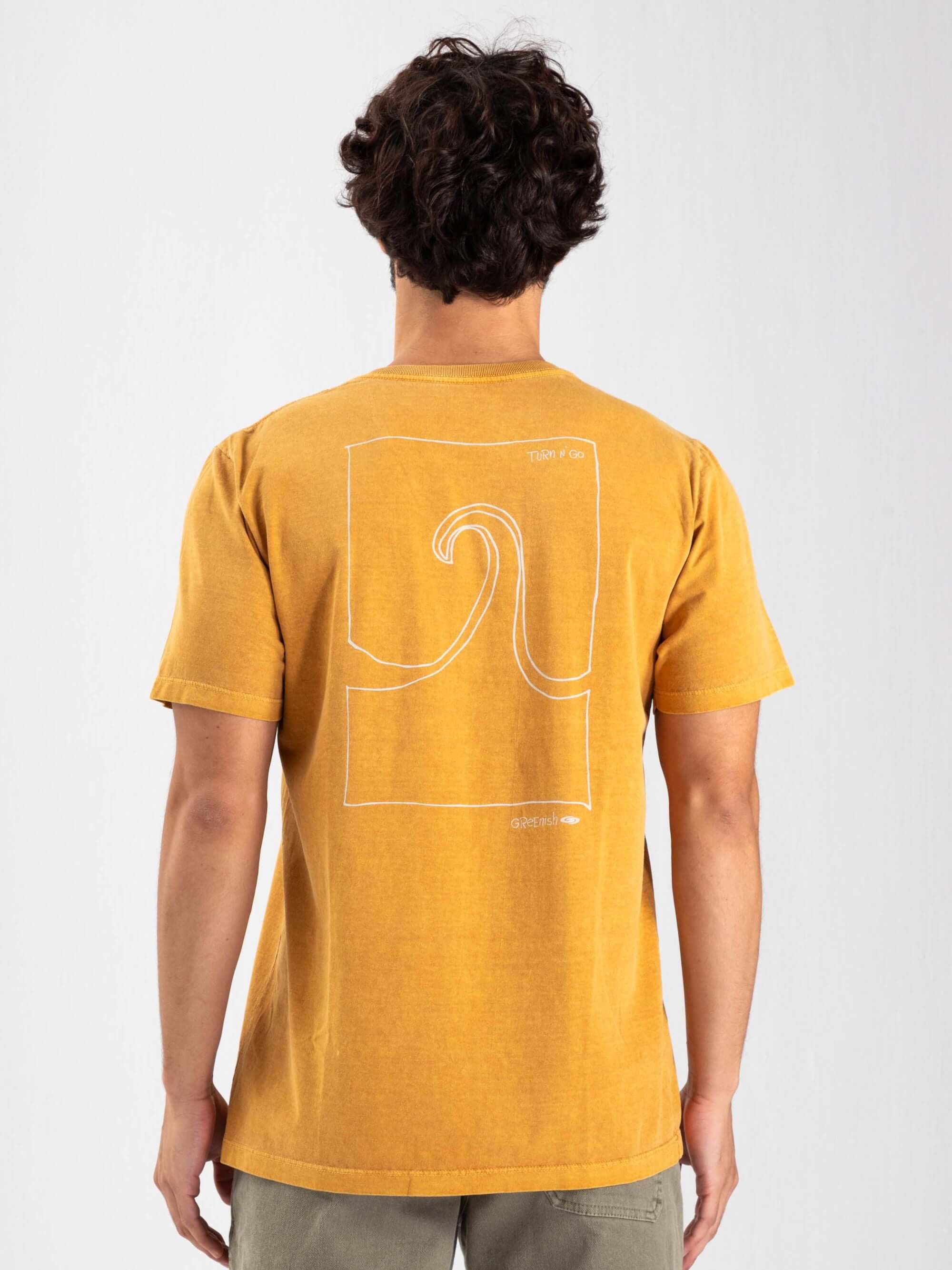 Camiseta vintage Wave Cartoon amarela escura da Greenish, com estampa minimalista de onda nas costas.