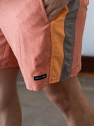 Shorts Boardwalk Feel Alive Coral da Greenish com detalhes em recorte e bolso zíper