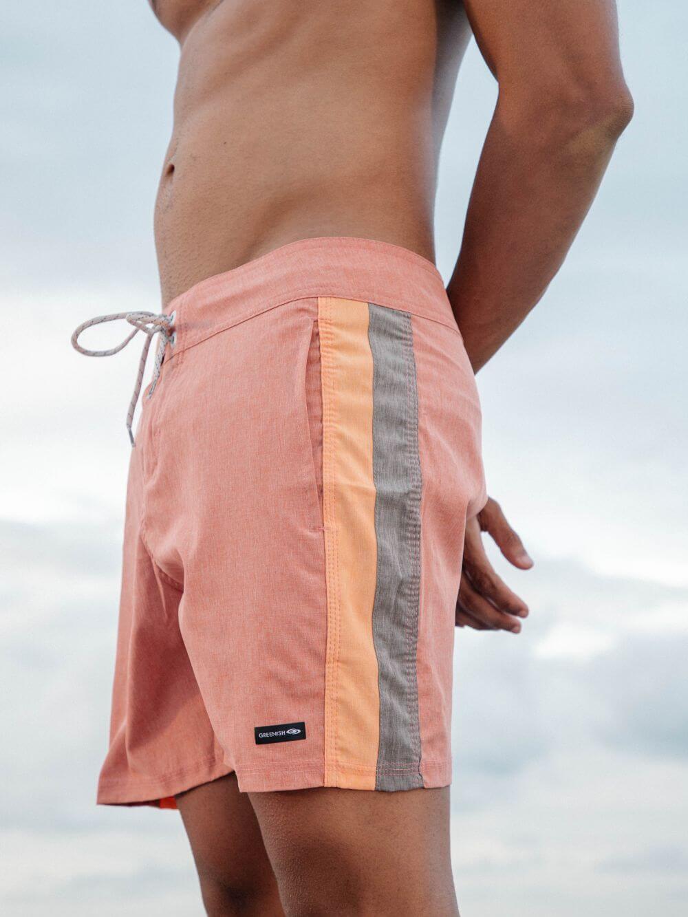 Bermuda Boardwalk Feel Alive Coral da Greenish com cós anatômico e detalhes em recortes a laser.