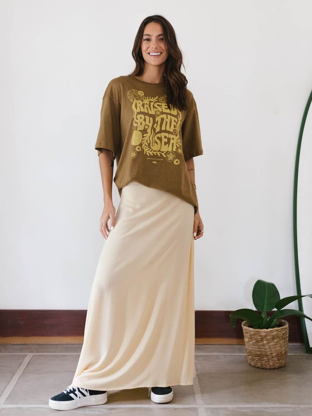 Camiseta oversized Greenish Raised By The Sea, estilo comfy e street, cor caqui, com estampa exclusiva.