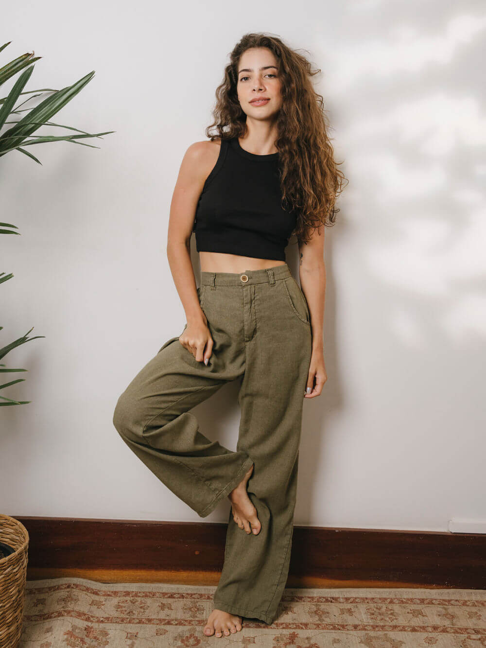 Modelo usando calça linho Khay verde da Greenish, ideal para streetwear e casual, com corte reto e conforto.