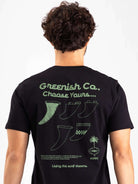 Camiseta Greenish Choose Yours, estampa exclusiva com detalhes de pranchas de surf, ideal para amantes do surf.