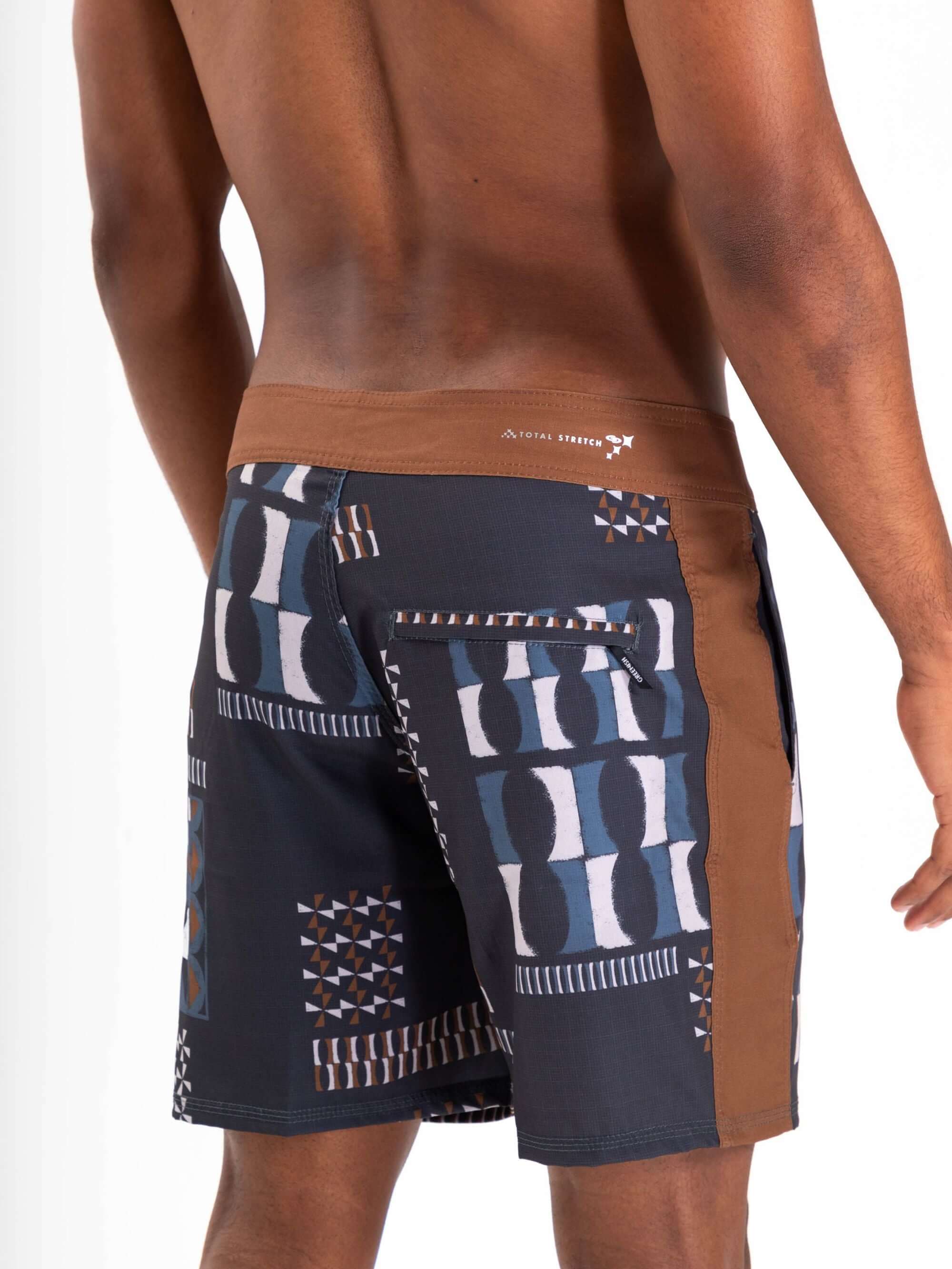 Shorts de banho masculino com estampa moderna e detalhes em marrom, da marca Greenish.