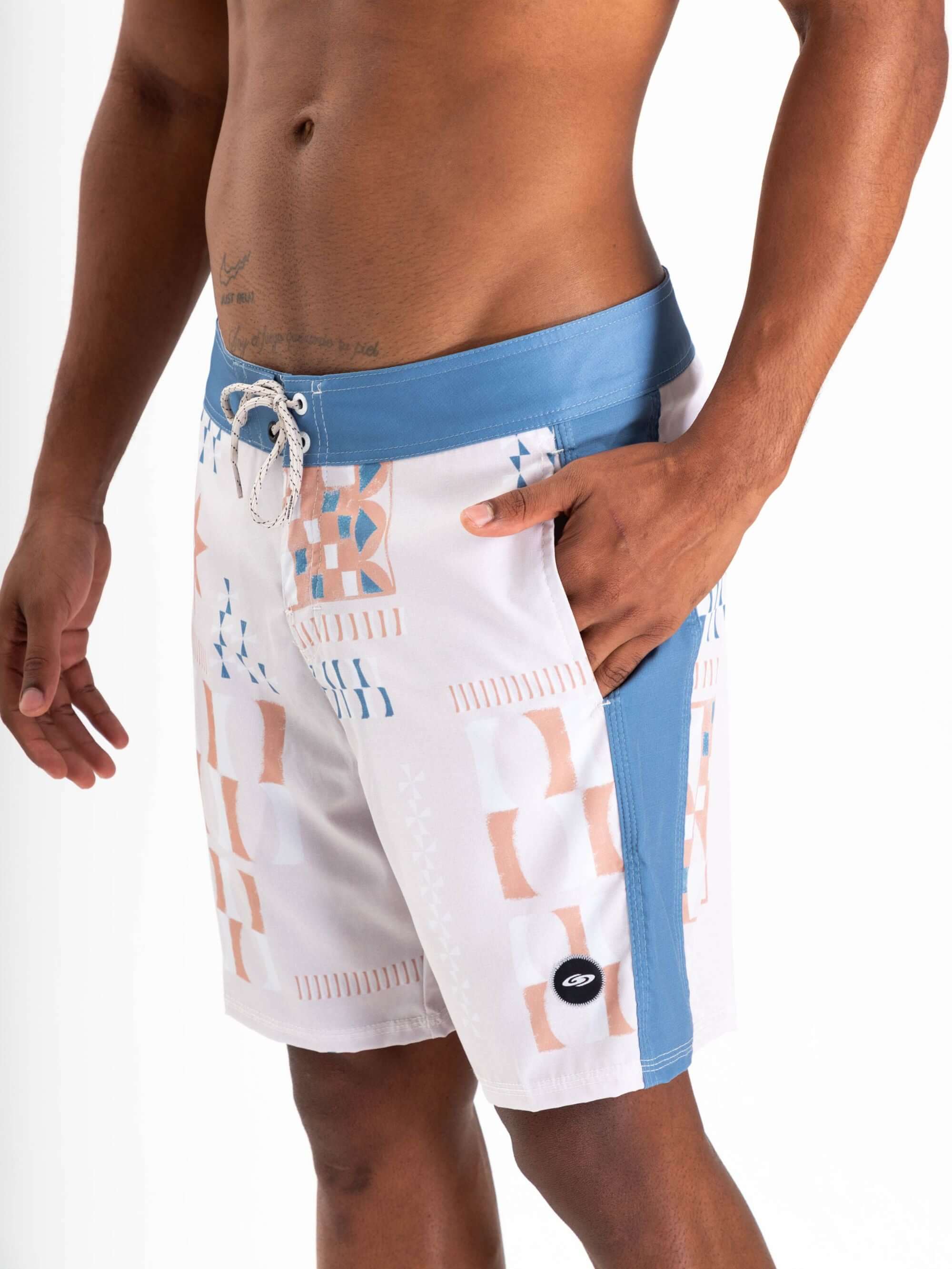 Bermuda de surf Greenish com estampa moderna em tons claros, ideal para dias quentes na praia.