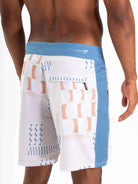 Modelo usando bermuda de banho com estampas coloridas e bolso traseiro, estilo moderno e confortável.