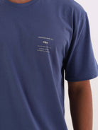 Camiseta Turn and Go azul índigo da marca Greenish, com design moderno e confortável, ideal para o lazer e surf.