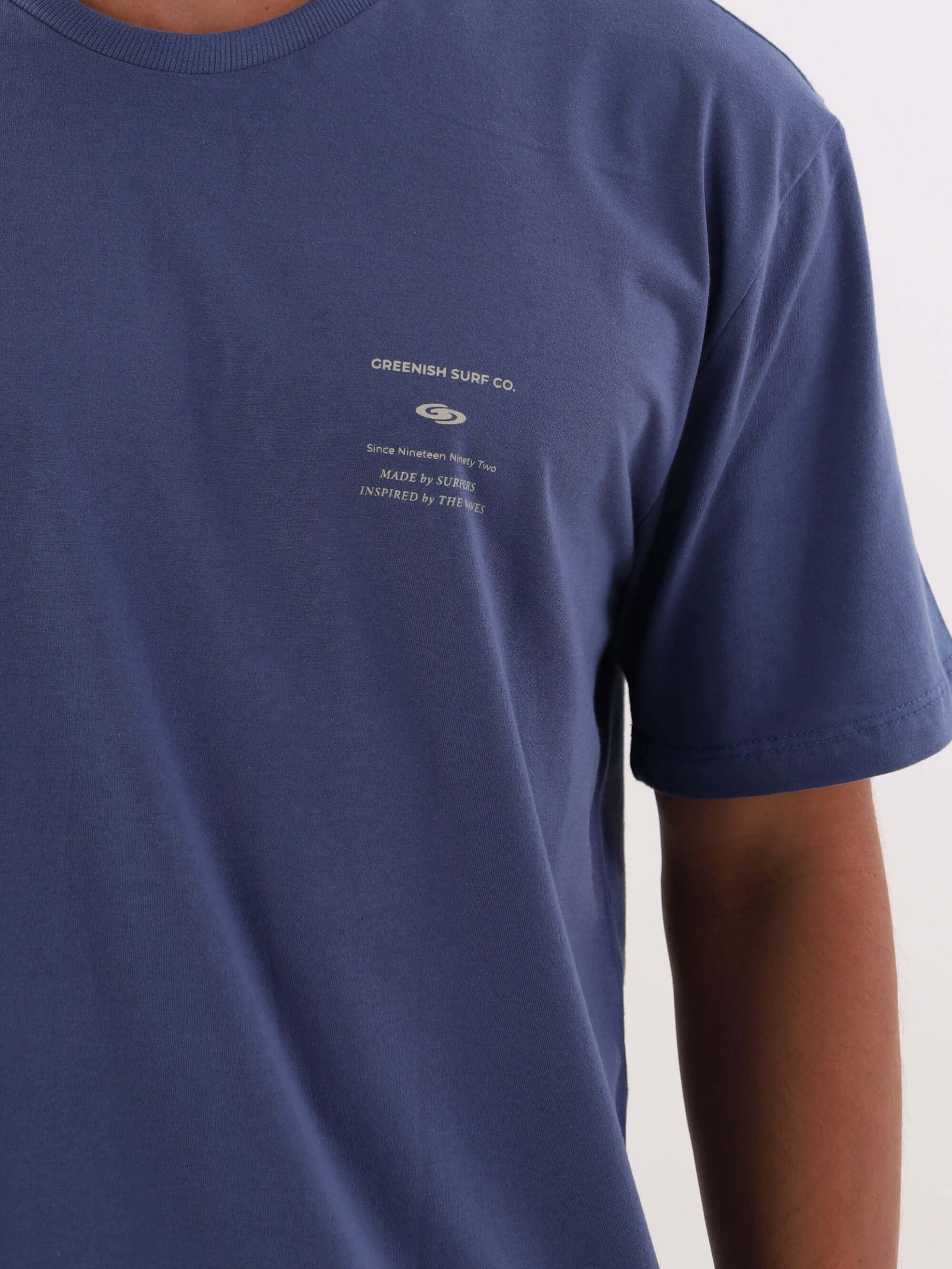Camiseta Turn and Go azul índigo da marca Greenish, com design moderno e confortável, ideal para o lazer e surf.