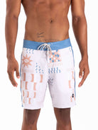Bermuda masculina BOARDWALK ROOTS NATIVE - OFF WHITE da Greenish, com estampas coloridas e cintura azul.