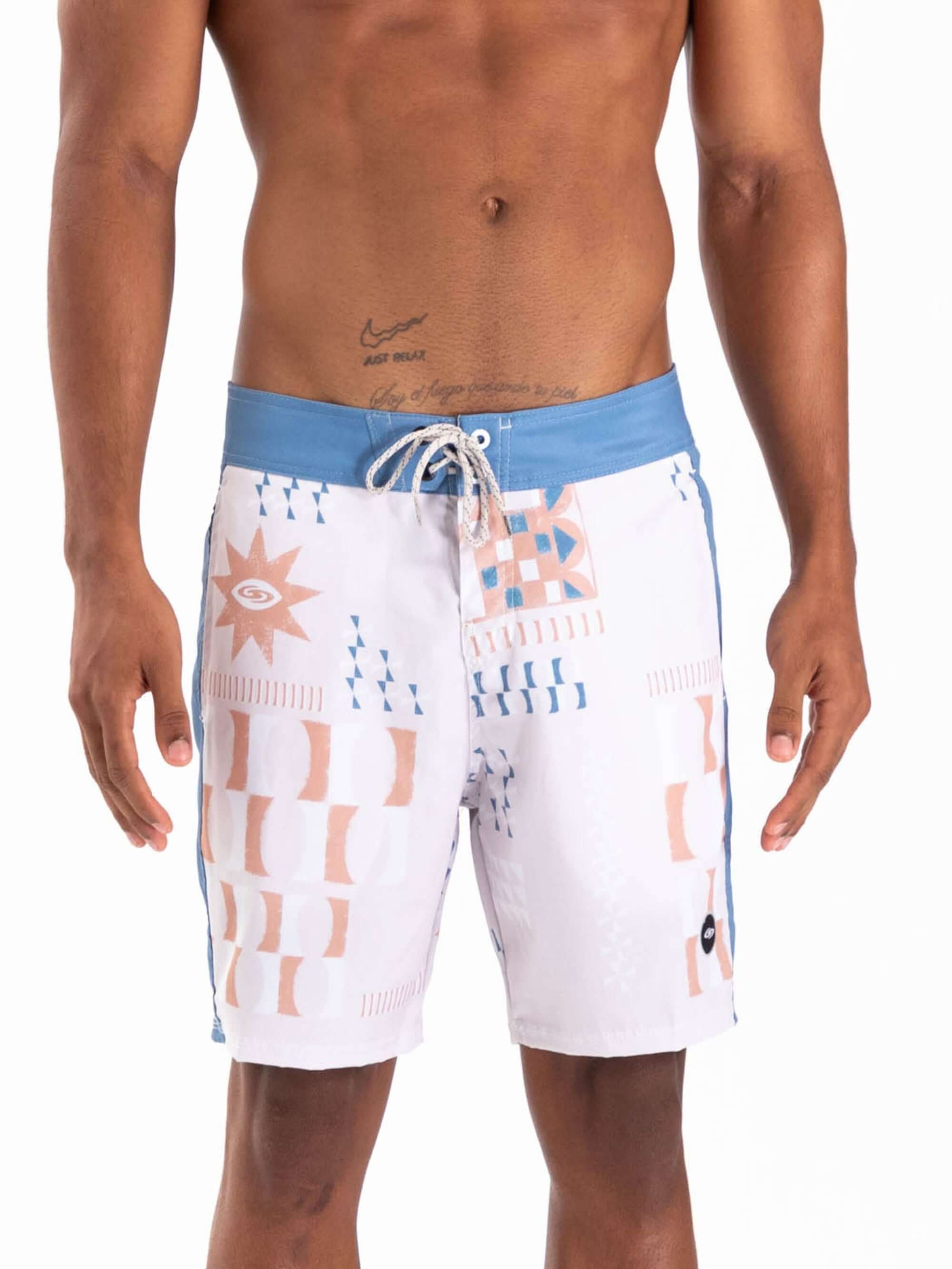 Bermuda masculina BOARDWALK ROOTS NATIVE - OFF WHITE da Greenish, com estampas coloridas e cintura azul.