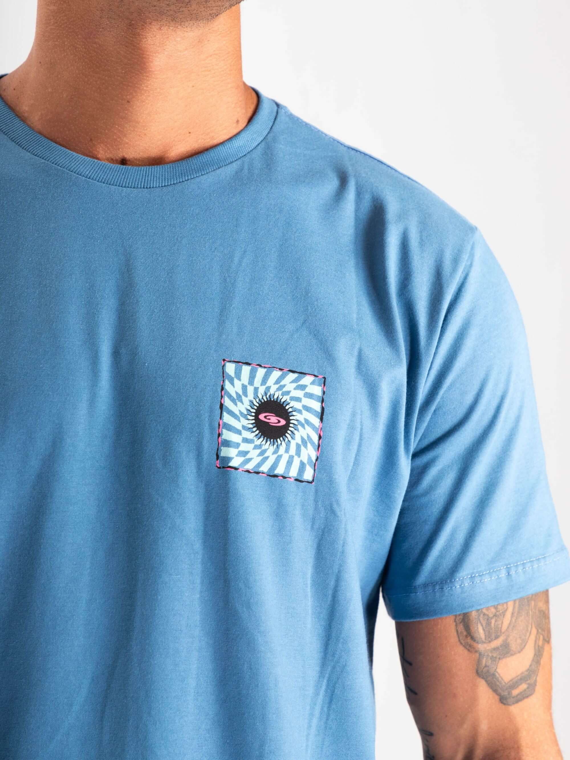 Camiseta Spin Chess and Sun Azul da marca Greenish, com estampa gráfica na frente.