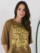 Camiseta oversized Raised By The Sea da Greenish, em caqui, com estampa exclusiva e vibe street.