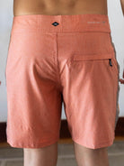 Bermuda Boardwalk Feel Alive Coral da Greenish com detalhe em bolso traseiro e cós anatômico, ideal para os rolês.