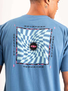 Camiseta Spin Chess and Sun azul da Greenish com estampa hipnótica na parte traseira.