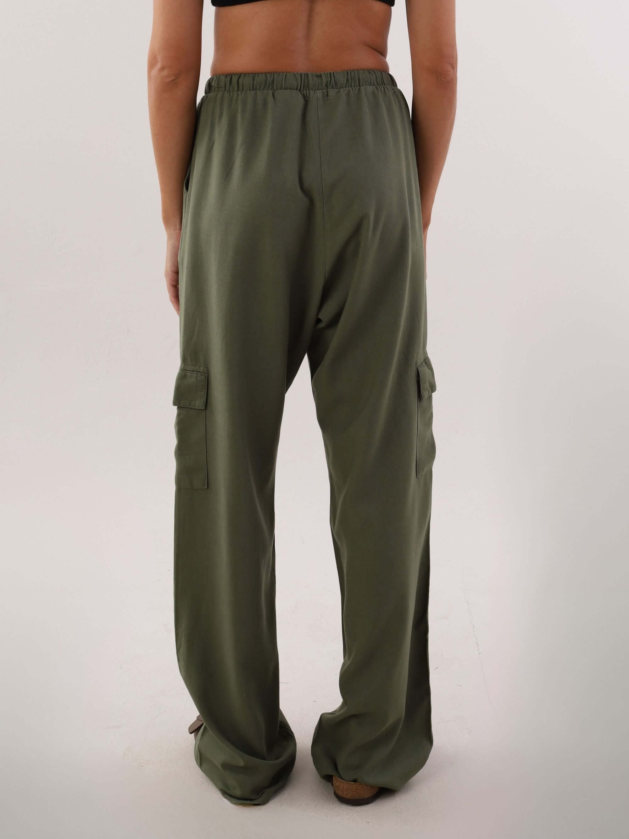 Calça reta cargo Taia verde escuro da marca Greenish, vista traseira com bolso cargo.