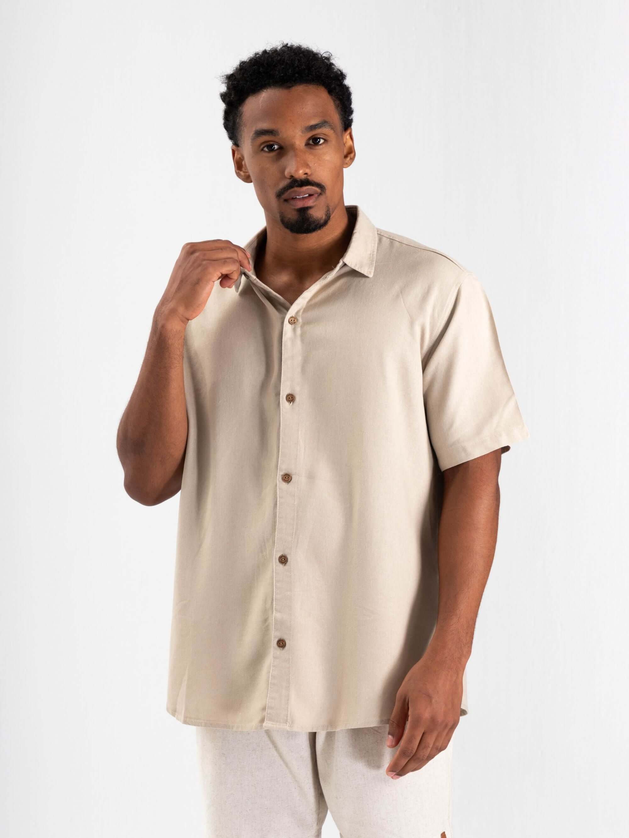 Camisa botão linho bege da Greenish, super leve e versátil, ideal para looks do escritório ao lazer.