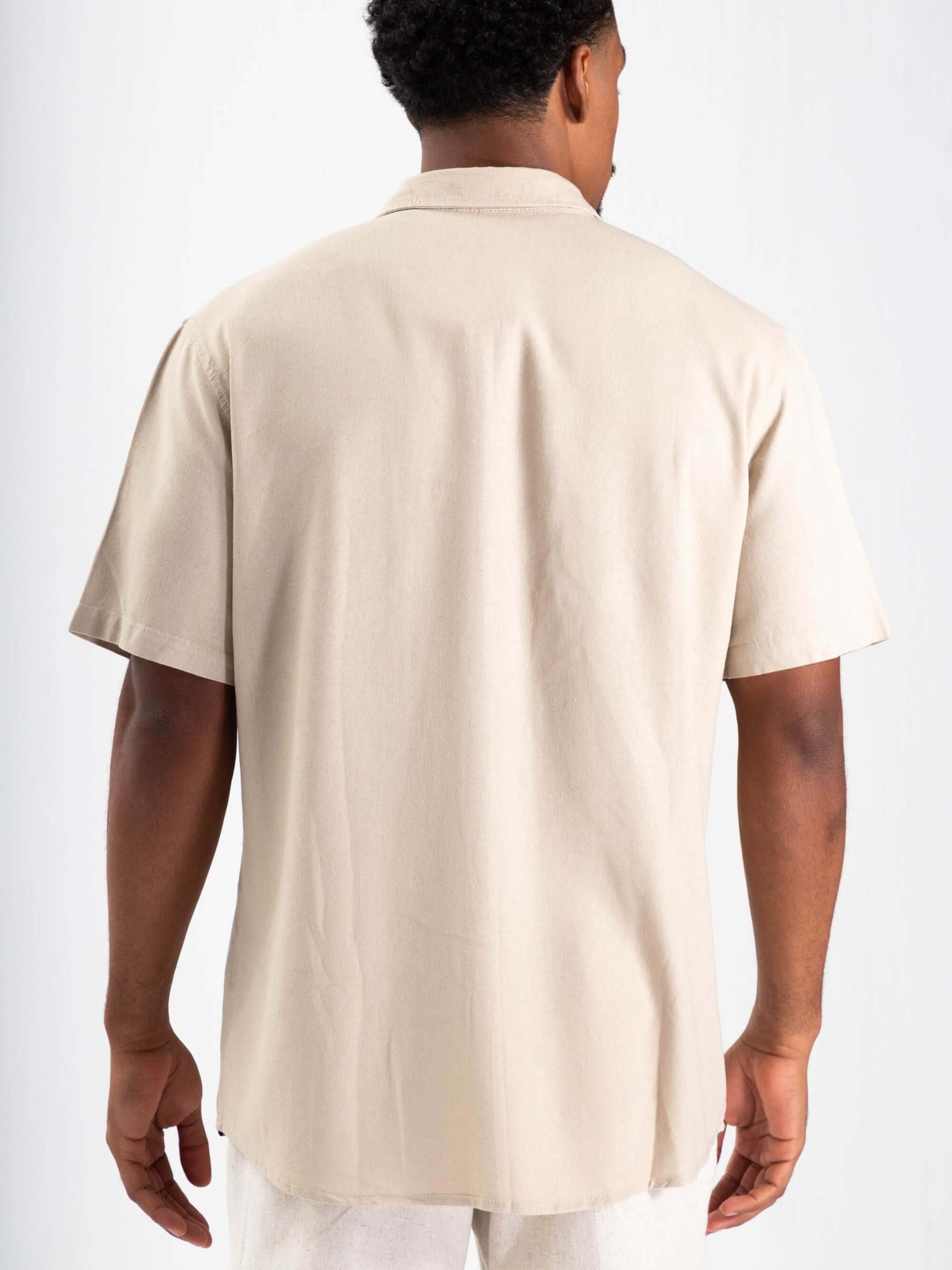 Camisa de botão em linho bege, vista de costas, estilo minimalista da marca Greenish.
