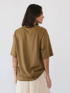 Camiseta oversized caqui da Greenish, estilo street, vista de costas, confecionada em algodão e linho.