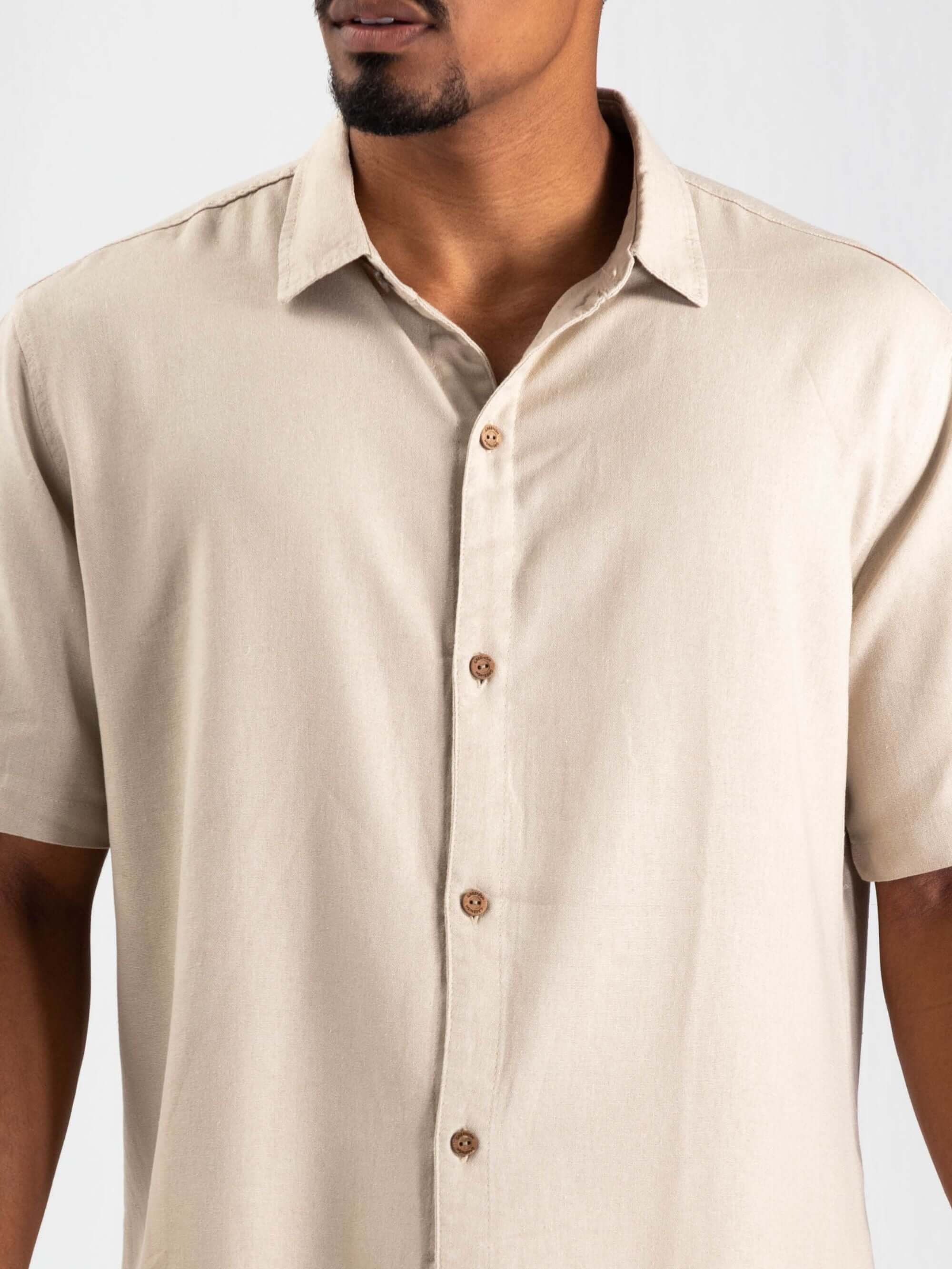 Camisa Bege de Linho com Botões de Coco da Greenish, leve e minimalista, ideal para várias ocasiões.