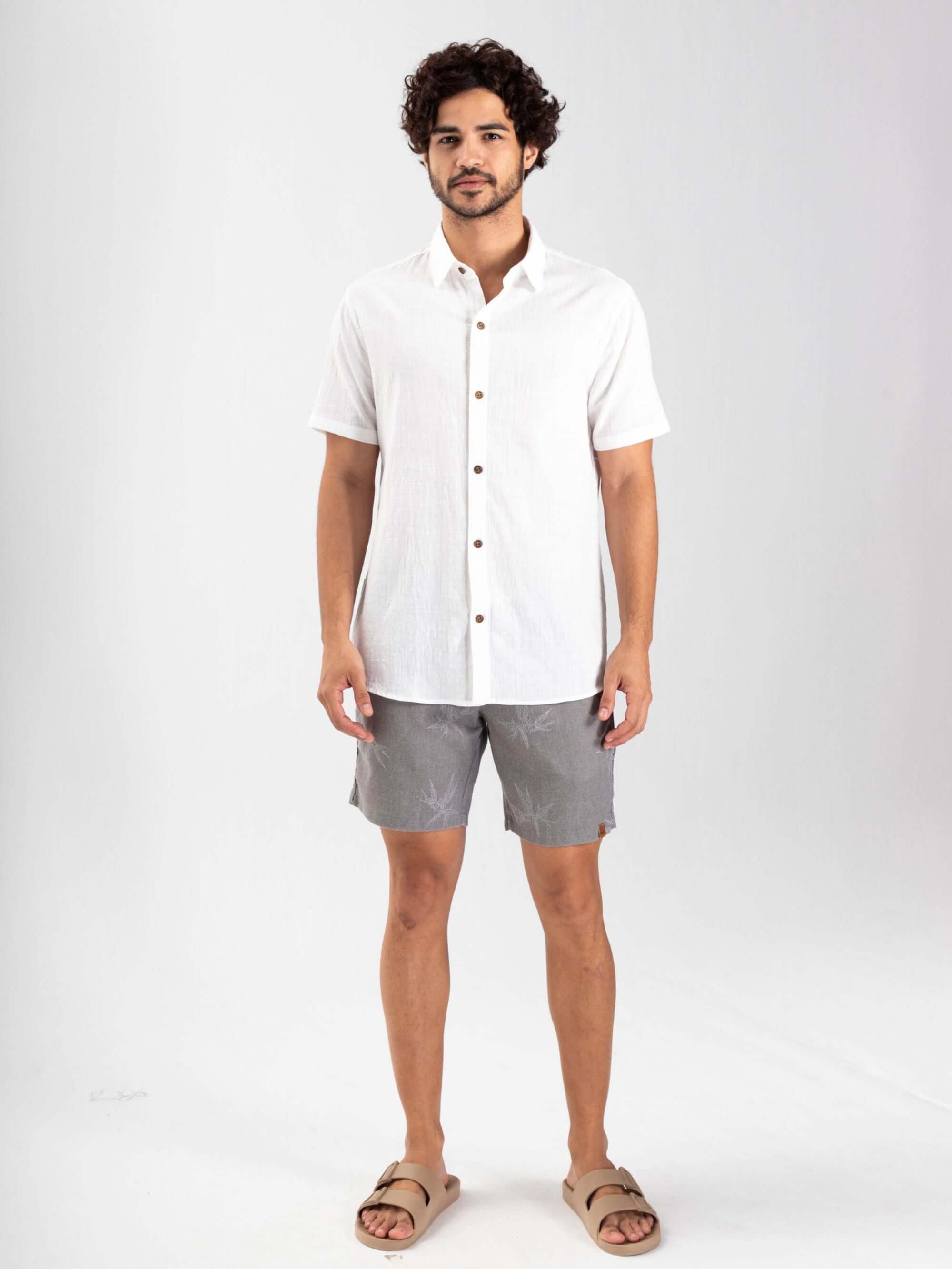 Modelo usando a Camisa Botão Pacific Off White da Greenish, ideal para looks casuais e elegantes.