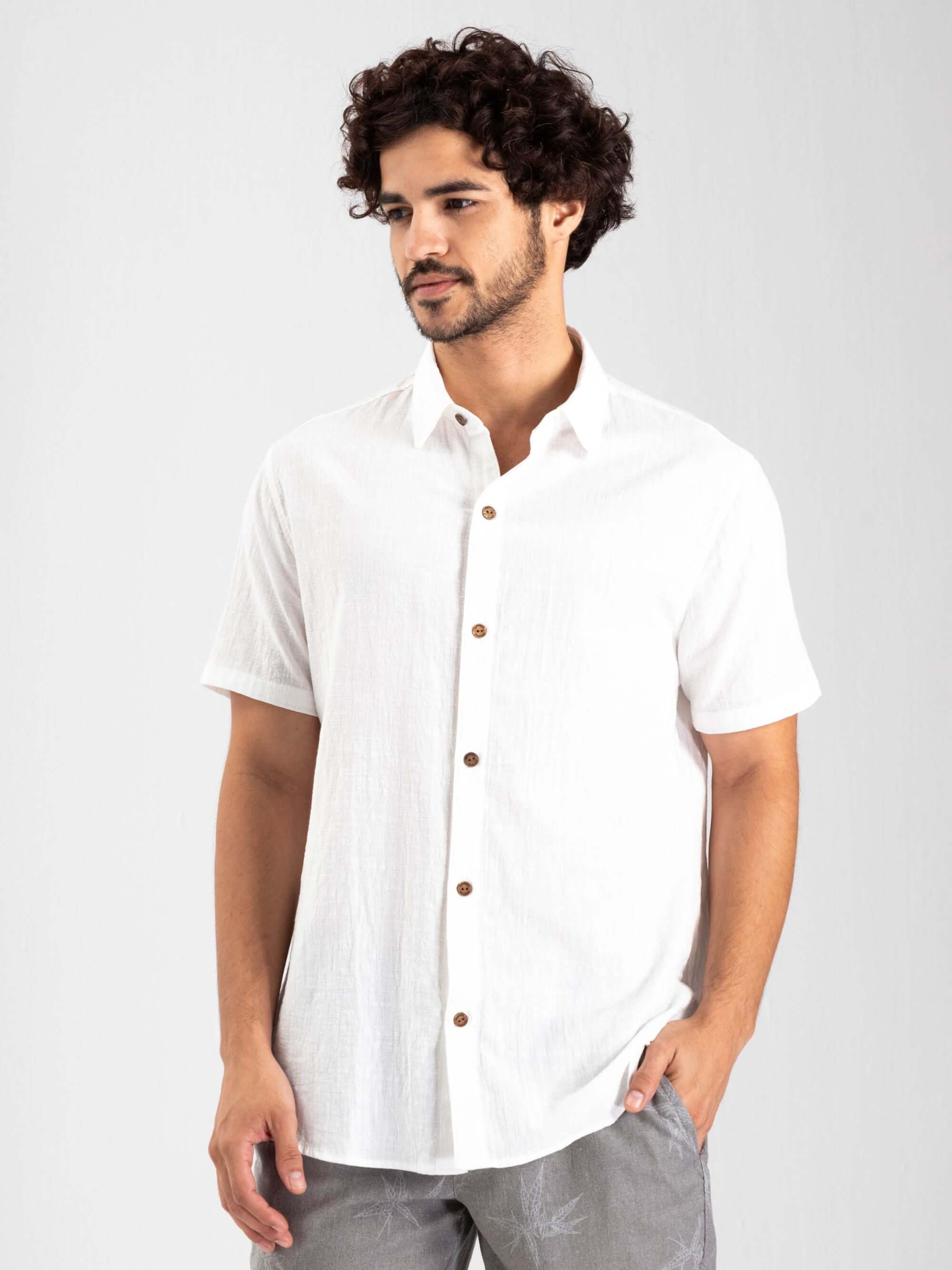 Camisa botão Pacific off white da marca Greenish, com botões em madeira, ideal para looks casuais e verão.