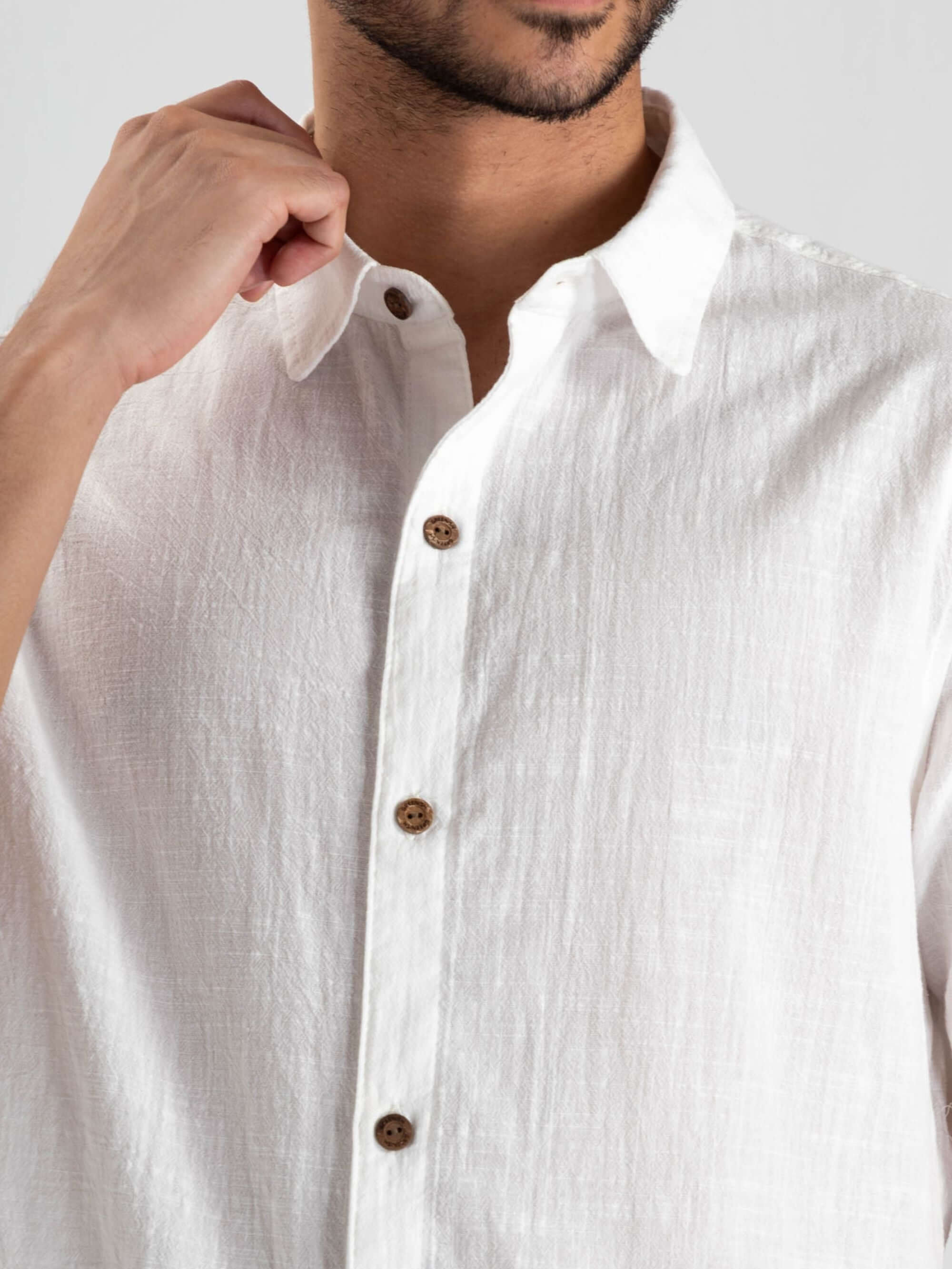 Camisa botão Pacific Off White da Greenish, com detalhe de botões e tecido leve, perfeita para o verão.