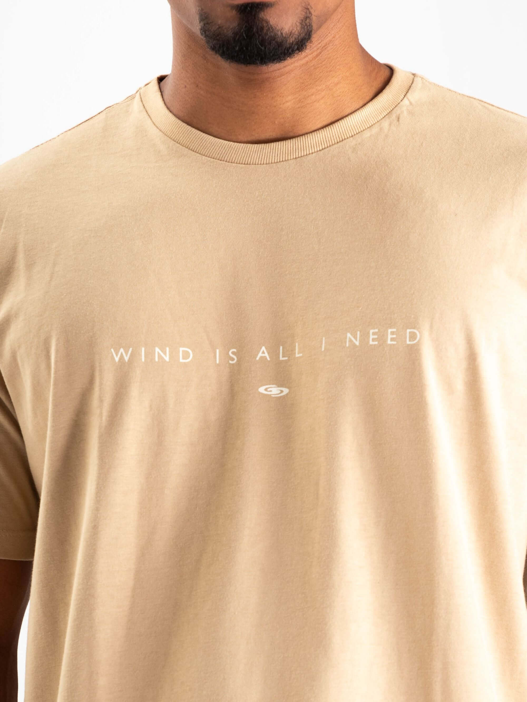 Camiseta caqui Greenish com estampa 'WIND IS ALL I NEED', ideal para looks casuais e conforto no dia a dia.
