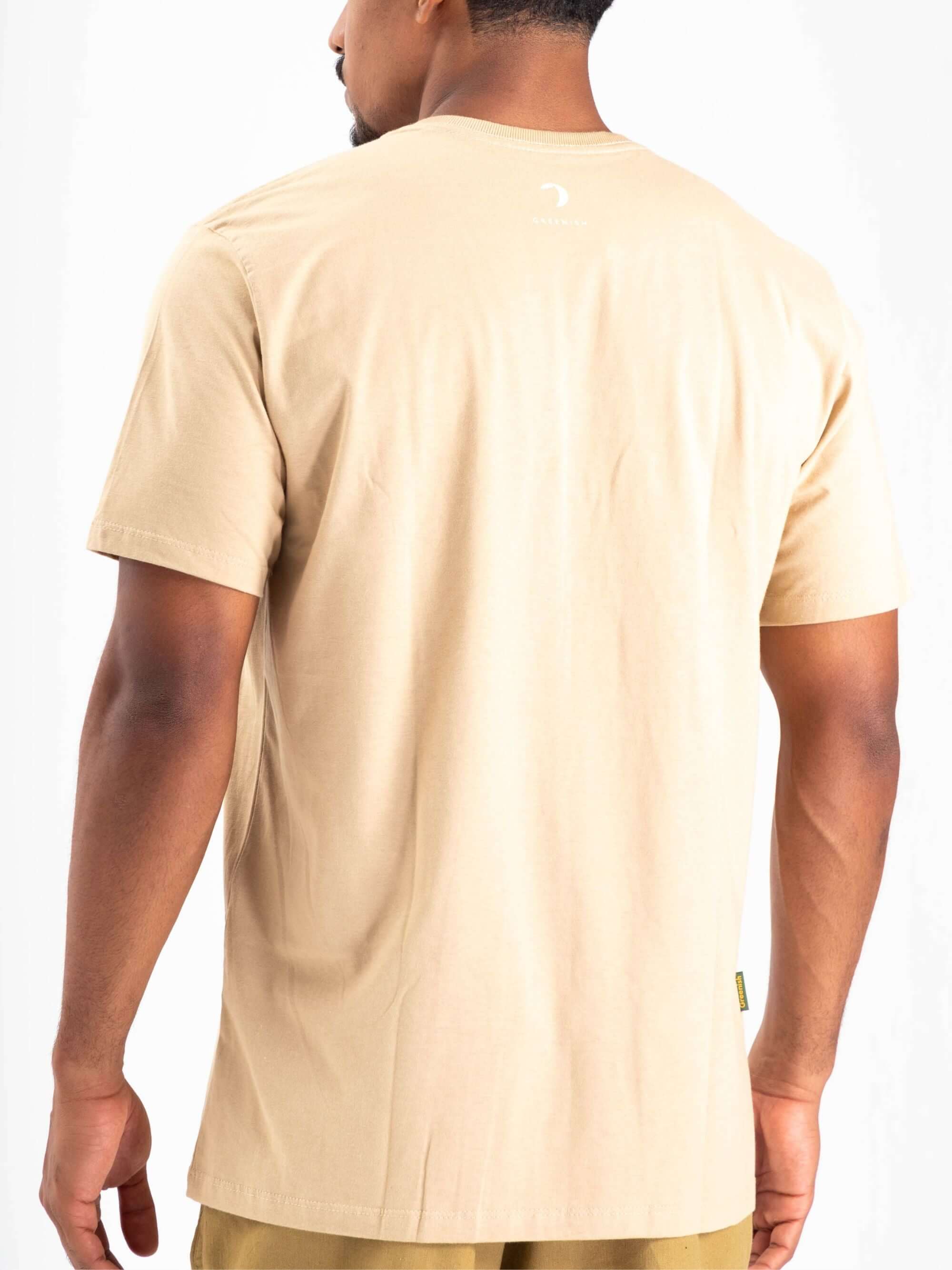 Camiseta All I Need CAQUI da marca Greenish, vista de trás, estilo minimalista e confortável.