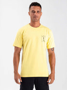 Camiseta amarela Kite Sunset da Greenish, modelo masculino, com estampa frente e confortável para o verão.