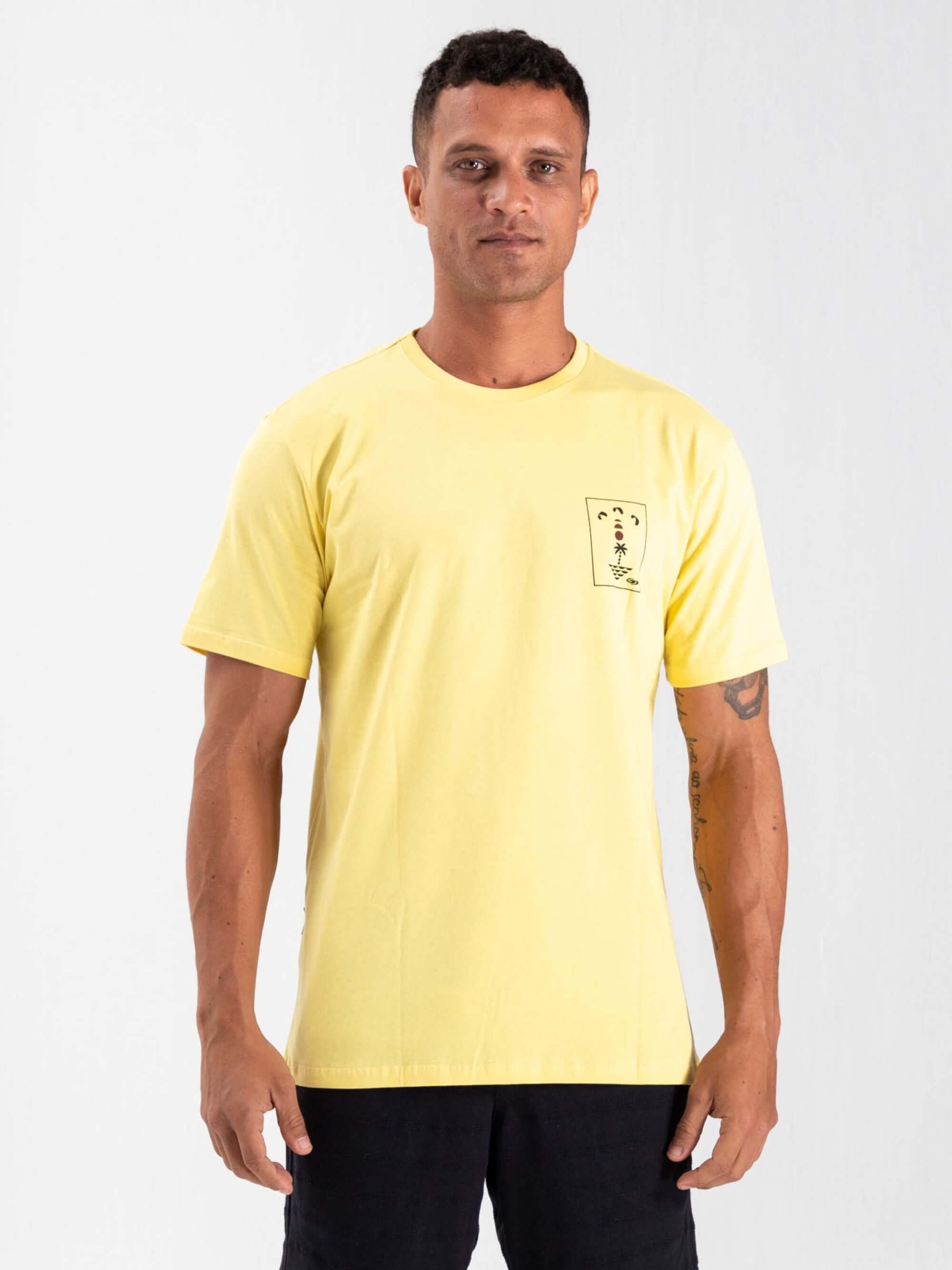 Camiseta amarela Kite Sunset da Greenish, modelo masculino, com estampa frente e confortável para o verão.