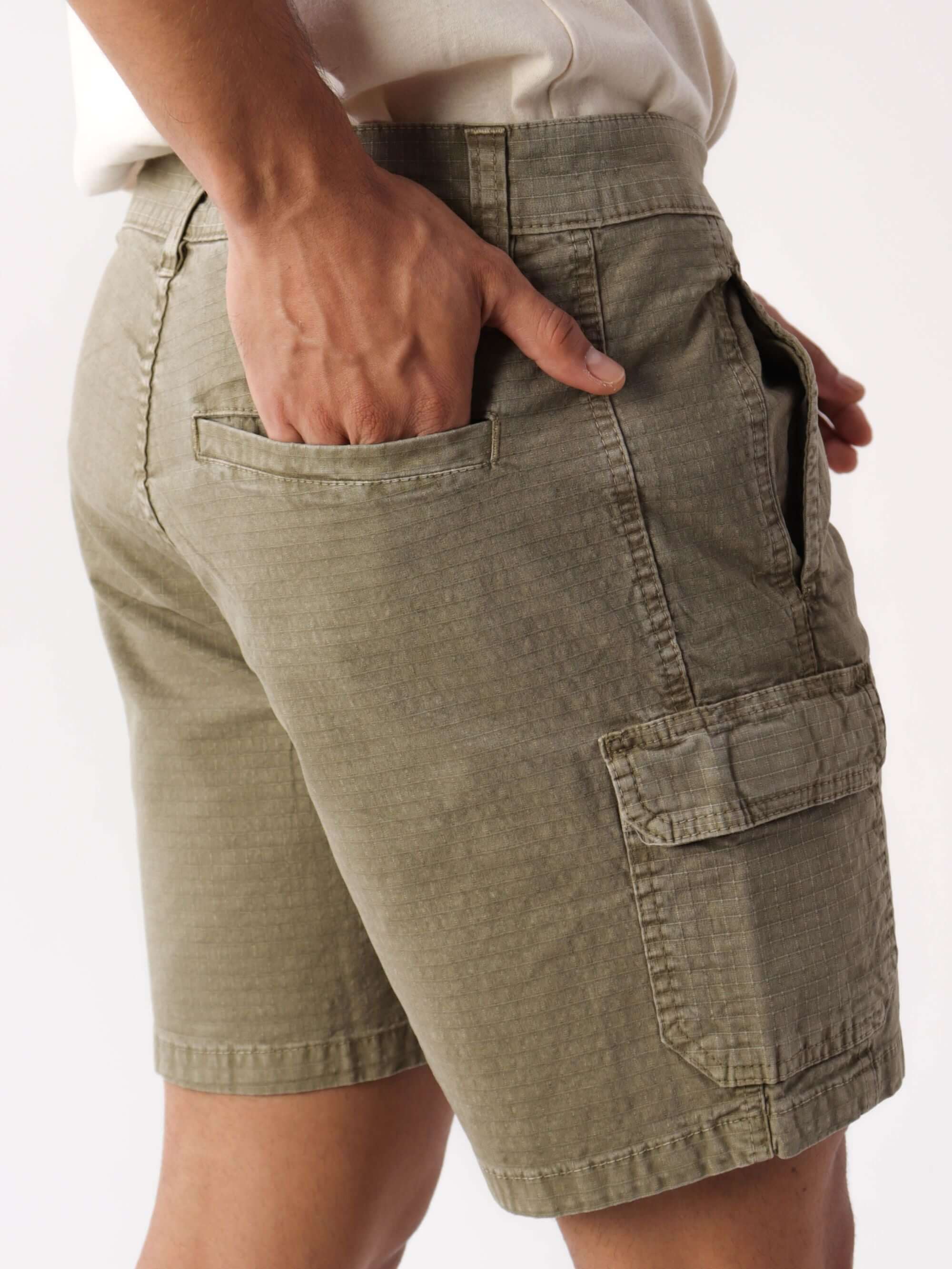 Bermuda Cargo Stone Verde Musgo da Greenish, de algodão, estilo vintage e conforto, com bolsos cargo.