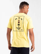 Camiseta Kite Sunset amarela da Greenish, com estampa tropical na parte de trás, ideal para o verão.