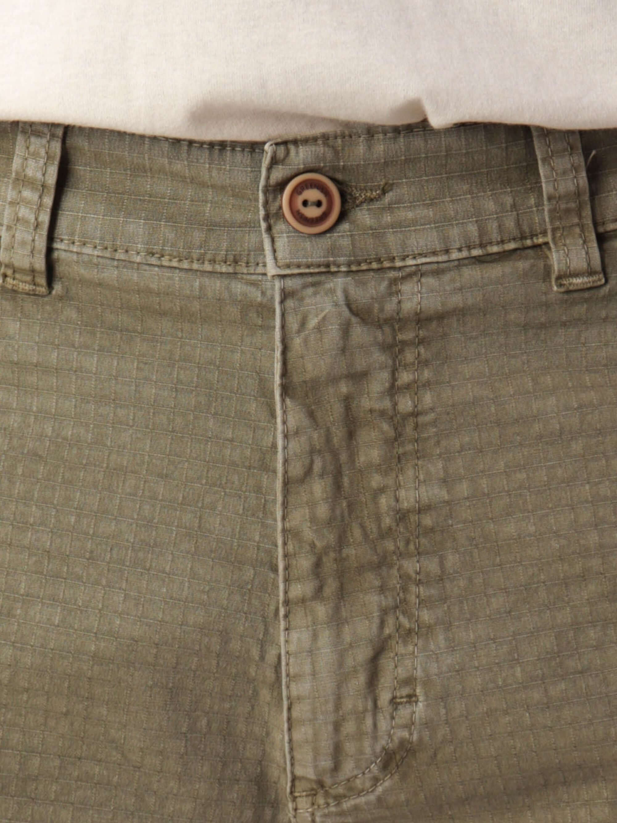 Bermuda Cargo Stone Verde Musgo da Greenish com detalhes em algodão e botão clássico, ideal para estilo streetwear.