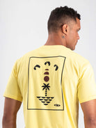 Camiseta Kite Sunset amarela da Greenish, com estampa tropical divertida nas costas.