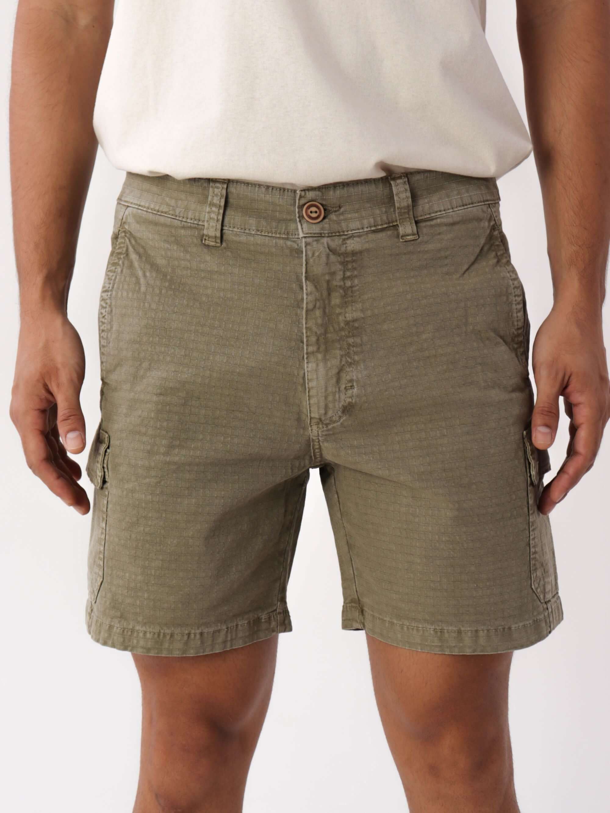 Bermuda Cargo Stone Verde Musgo da Greenish, confortável e estilosa com bolsos cargo, perfeita para o streetwear.