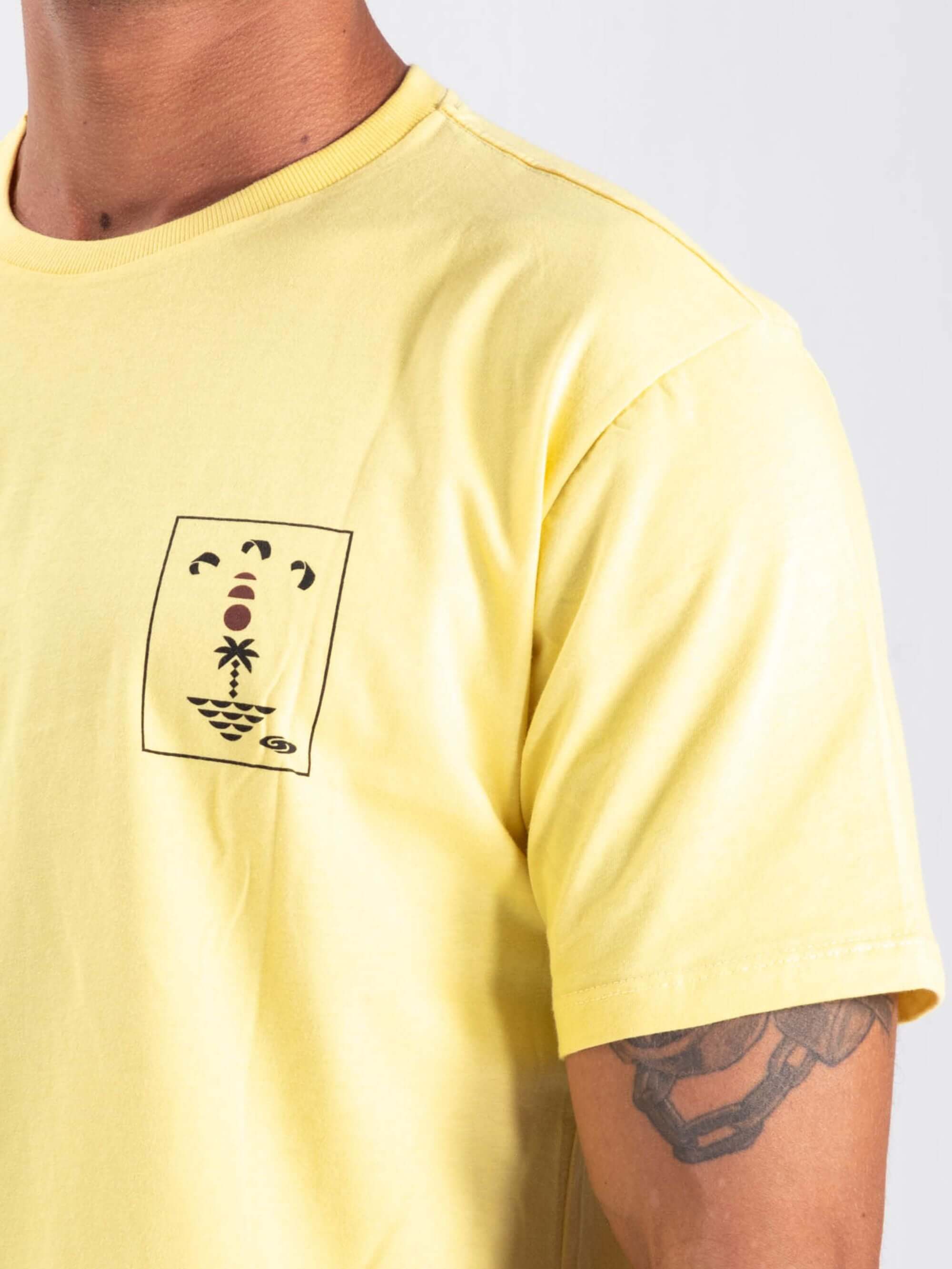 Camiseta KITE SUNSET amarelo da marca Greenish, com estampa tropical na frente. Estilo e conforto para o seu dia.