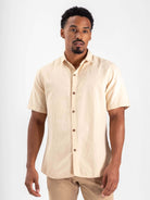 Camisa botão hemp canhama caqui da Greenish, modelo masculino com mangas curtas e botões, ideal para looks casuais.