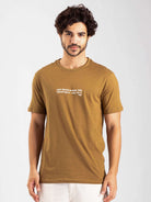 Camiseta Mushroom Set caqui da Greenish, com mensagem estampada em branco, ideal para looks casuais e estilosos.